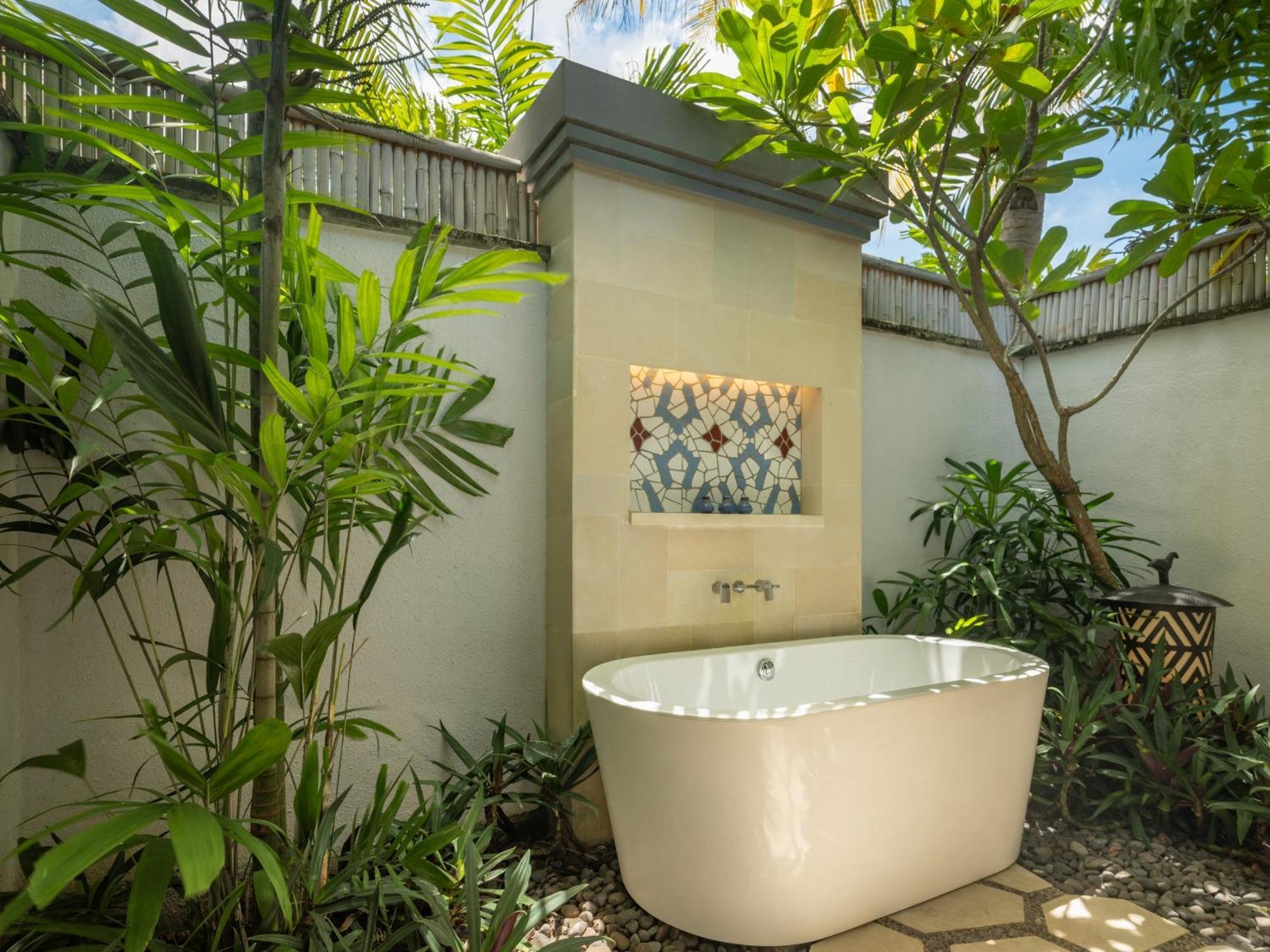 Sudamala Resort, Komodo, Labuan Bajo Exterior photo Outdoor bathtub